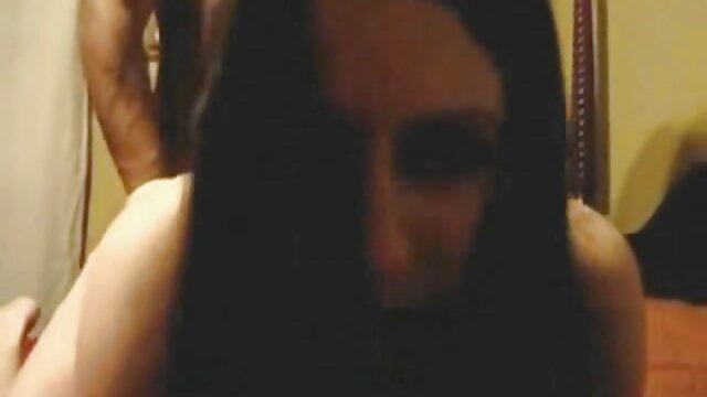Vídeo de látex com as raparigas com uma cena de fetiche neste vídeo a rapariga de fato de látex branco como um sinal carnaval porno antigo de punição com um chicote no rabo.